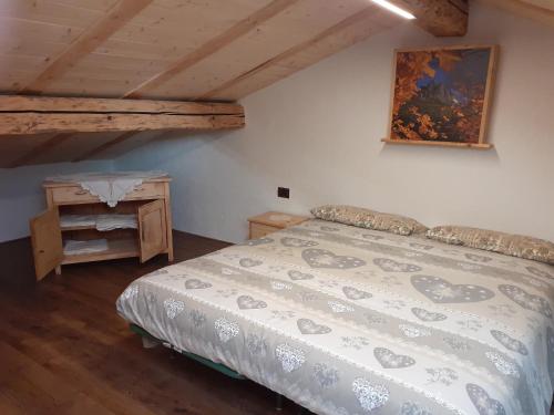 a bedroom with a bed and a wooden table at Casa Sicina in Sicina