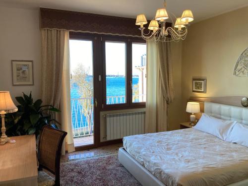 a bedroom with a bed and a large window at OASIS Golden Lagoon Chalet in Venice-Lido