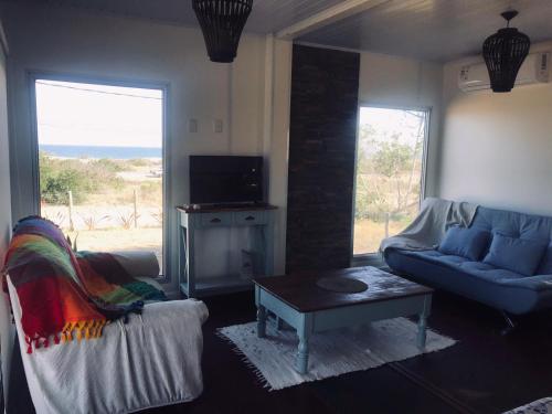 una sala de estar con un sofá y una mesa en La Bruna, en Balneario Buenos Aires