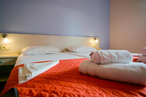 Postel nebo postele na pokoji v ubytování Scorpios Family Rooms