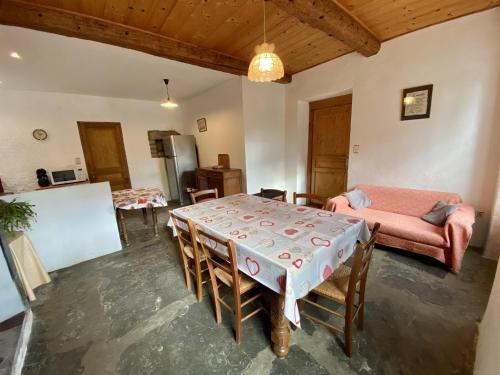 una sala de estar con una mesa y un sofá en Château Villemagne, en Lagrasse