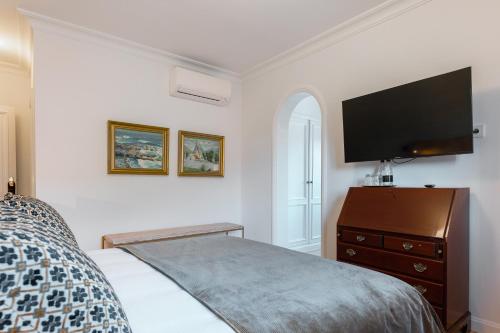 a bedroom with a bed and a flat screen tv at Hotel Boutique San Diego - Adults Only in La Laguna