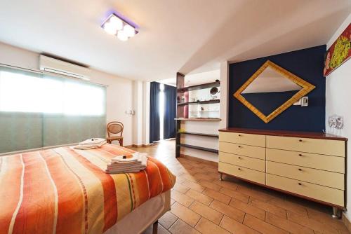 um quarto com uma cama, uma cómoda e uma janela em One bedroom appartement at Catania 200 m away from the beach with furnished terrace and wifi em Catânia