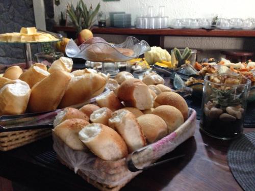 une table avec un bouquet de pain sur une table dans l'établissement Pousada D'Pillel, à Abraão