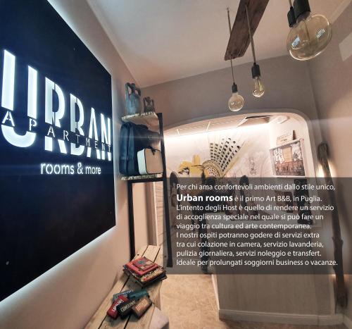 Urban Rooms في تارانتو: ثلاجة في غرفة مع علامة على الحائط