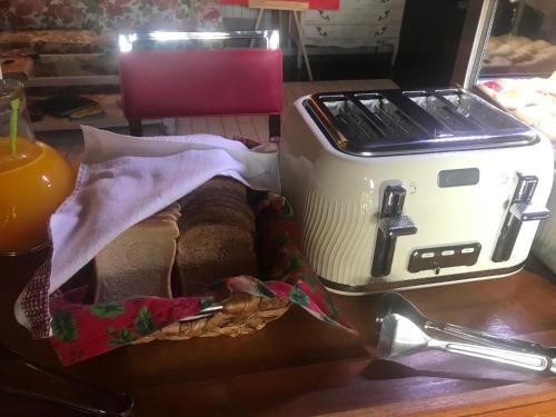 einem Toaster, der auf einem Tisch sitzt in der Unterkunft Hotel Antiguo Camino in Villa General Belgrano