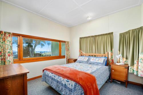 Marina Views - Motuoapa Bach tesisinde bir odada yatak veya yataklar