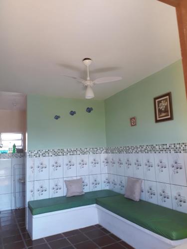 um quarto com um banco na parede em Apartamento Morada do Sol em Ilha Comprida