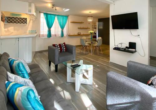 a living room with a couch and a table at Departamento Tucán in Cancún
