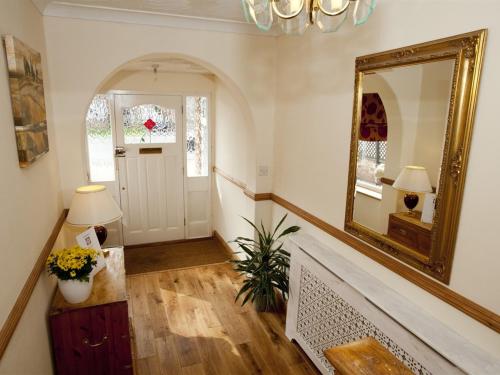ケンブリッジにあるローザズ ベッド ＆ ブレックファーストの鏡と階段の廊下