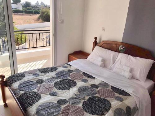 a bedroom with a bed with a view of a balcony at El Sueno in Lachi