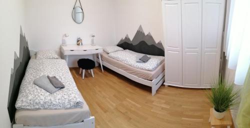 Vuode tai vuoteita majoituspaikassa Sunny apartmán Deštné 3+kk