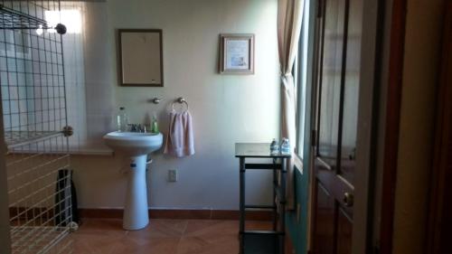 y baño con lavabo, aseo y espejo. en Loft Estudio El Faro - Zona Estero Beach, en Ensenada
