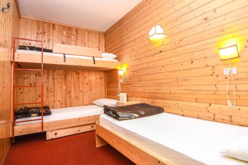 Appartamenti Dolomiti con wellness tesisinde bir ranza yatağı veya ranza yatakları