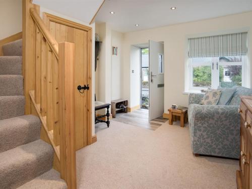 een woonkamer met een deur naar een woonkamer bij Chatton Cottage in Chatton