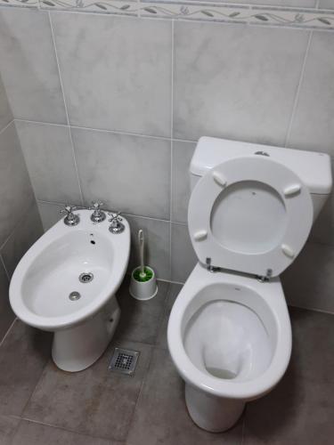 un bagno con un water e un lavandino di La Encantada a Potrero de los Funes