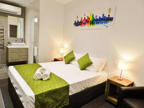 1 dormitorio con 1 cama con 2 toallas en Copper City Motel, en Mount Isa