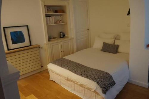 a small bedroom with a bed and a tv at Le calme à 2 pas de Paris in Levallois-Perret