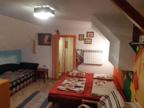 ein Wohnzimmer mit einem Bett und einem Sofa in der Unterkunft chata Ivka Leštiny in Dolný Kubín