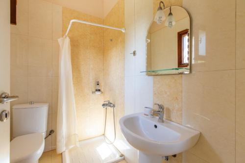 Ένα μπάνιο στο Villa Alexey