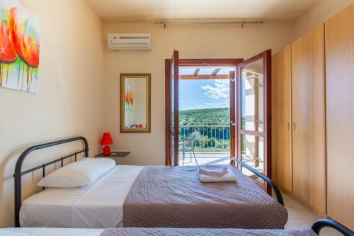 Ένα ή περισσότερα κρεβάτια σε δωμάτιο στο Villa Alexey