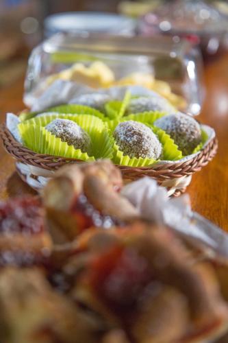 a table with two baskets of muffins and fruit at Lo De Ro in Barra de Valizas