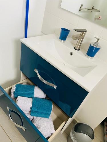 a bathroom with a sink and a drawer with towels at Résidence VWAL O VAN 2, studio plage à proximité in Sainte-Anne