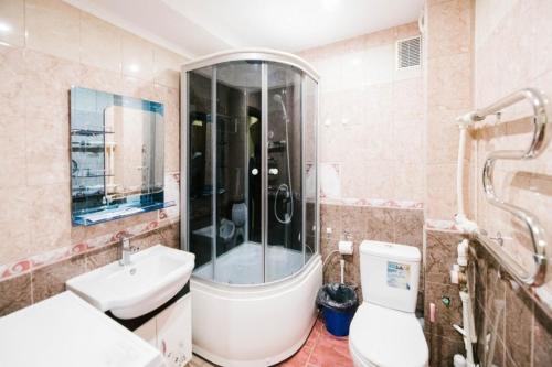 チタにあるDekabrist ul. Serova 30のバスルーム(洗面台、トイレ、シャワー付)