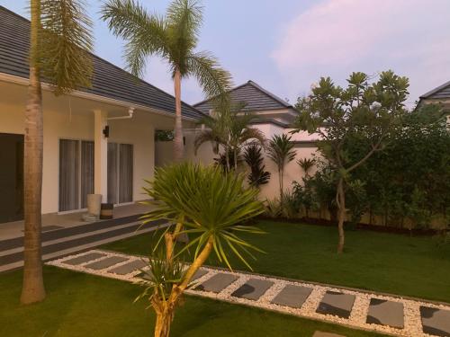 Κήπος έξω από το Premium Beachfront Villa Serenity