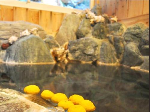 un montón de limones sentados en un montón de rocas en Kamo-gun - Hotel / Vacation STAY 41224, en Okawa