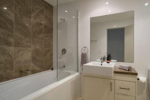 W łazience znajduje się umywalka, prysznic i wanna. w obiekcie Premium 2 Bedroom Garden Apartment w mieście Warrawee