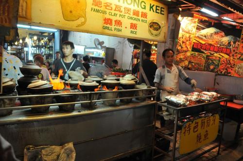 eine Gruppe von Menschen, die Essen in einem Restaurant zubereiten in der Unterkunft Hotel China Town 2 in Kuala Lumpur