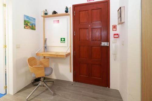a room with a door and a desk and a chair at Parede Flats in Parede