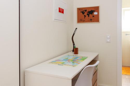 a white desk with a lamp on top of it at Parede Flats in Parede