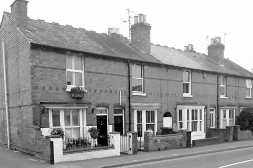 ein Schwarz-Weiß-Foto eines Gebäudes in der Unterkunft Luna Cottage - Grove Road Cottages in Stratford-upon-Avon