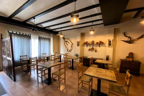 un restaurante con mesas y sillas en una habitación en Casa Los Garridos, en Casas Bajas