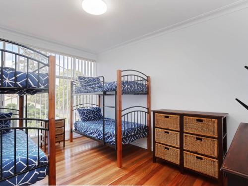 Postel nebo postele na pokoji v ubytování The Norburn, 3 Norburn Avenue - aircon, wifi, boat parking, close to water & clubs