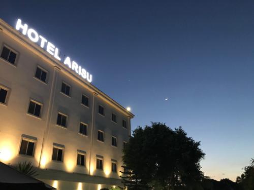 Un hotel con un cartel al costado. en Hotel Arisu, en Serang