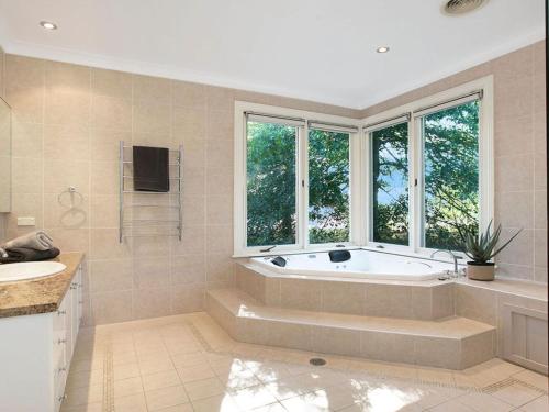 baño grande con bañera y ventana en Warrington Park, en Berrima