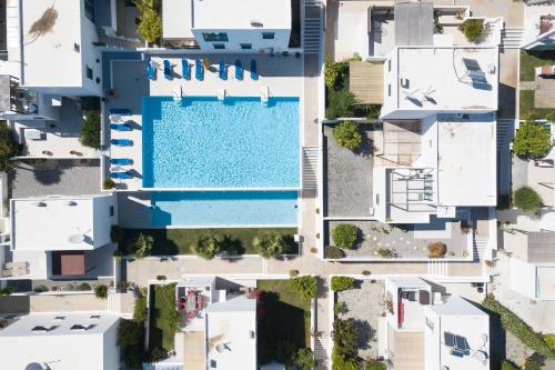 una vista aérea de un edificio con piscina en Plakoti Village, en Maroulás