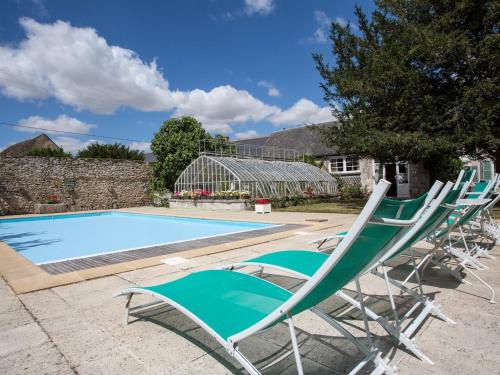 un groupe de chaises assises à côté d'une piscine dans l'établissement Chateau de la Rue, à Cour-sur-Loire