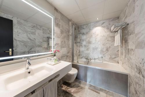 Ванная комната в NH Collection Barbizon Palace Apartments