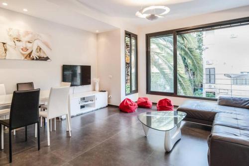- un salon avec un canapé et une table dans l'établissement Luxury 3BR Apt Centrally Located & 5-min to Beach by Sea N' Rent, à Tel Aviv