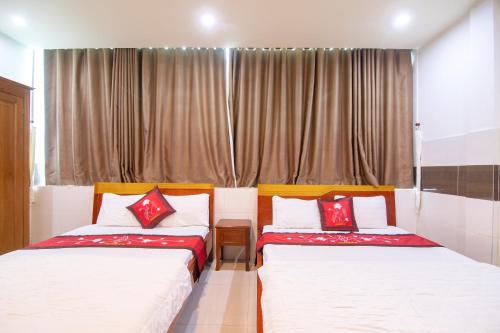 Giường trong phòng chung tại Khach San Dai An