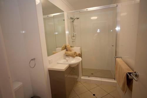 y baño con lavabo, ducha y aseo. en Shorelines 2 on Hamilton Island by HamoRent en Isla Hamilton