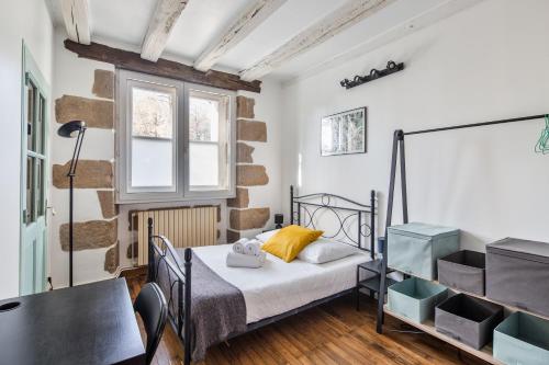 une chambre avec un lit, un bureau et une fenêtre dans l'établissement Le Cours Saint Pierre - Entre Château et Cathédrale, à Nantes