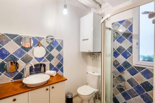 une salle de bain avec un lavabo et des toilettes dans l'établissement Le Cours Saint Pierre - Entre Château et Cathédrale, à Nantes