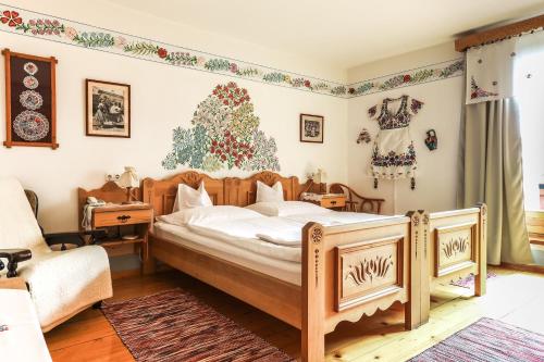 Bagolyvár Panzió في بيتْش: غرفة نوم مع سرير مع شجرة عيد الميلاد على الحائط