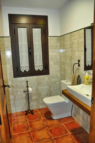 Ένα μπάνιο στο El Hojaranzo Casa rural con encanto en Candeleda