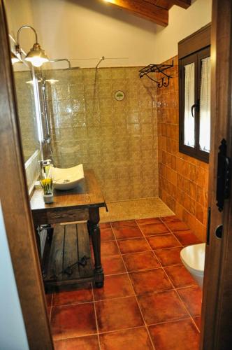 Ένα μπάνιο στο El Hojaranzo Casa rural con encanto en Candeleda